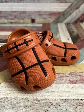 Crocs Classic Basketball Toddler Clog Sandals Shoes Vegan EUC Orange/Black SZ C4